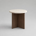 Runder Couchtisch aus Travertin und MDF mit Walnussfurnier, Cremeweiß/Dunkelbraun, Ø 50 × H 55 cm